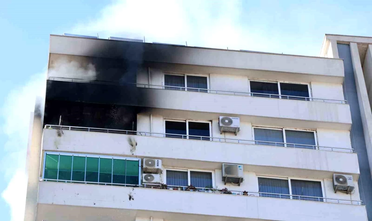 Adana’da lüks bir apartmanda çıkan yangın paniğe neden oldu
