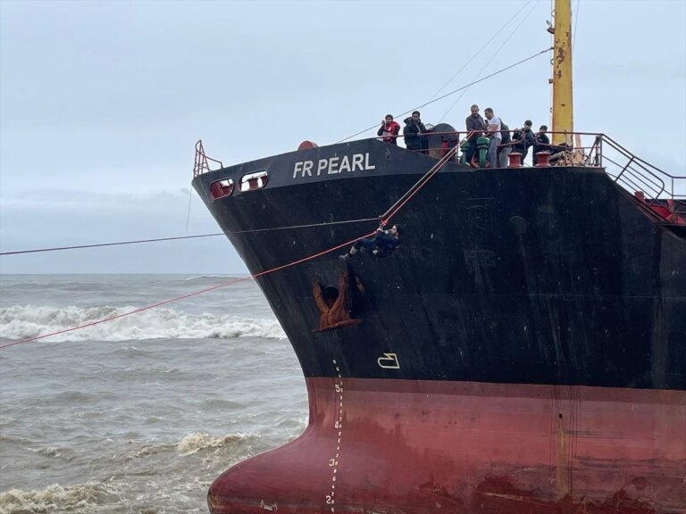Artvin’de Karaya Oturan Yük Gemisinin Mürettebatı Tahliye Edildi