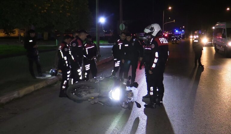 Adana’da elektrikli motosiklet ile yunus polis ekibi çarpıştı: 1’i polis memuru, 2 kişi yaralandı