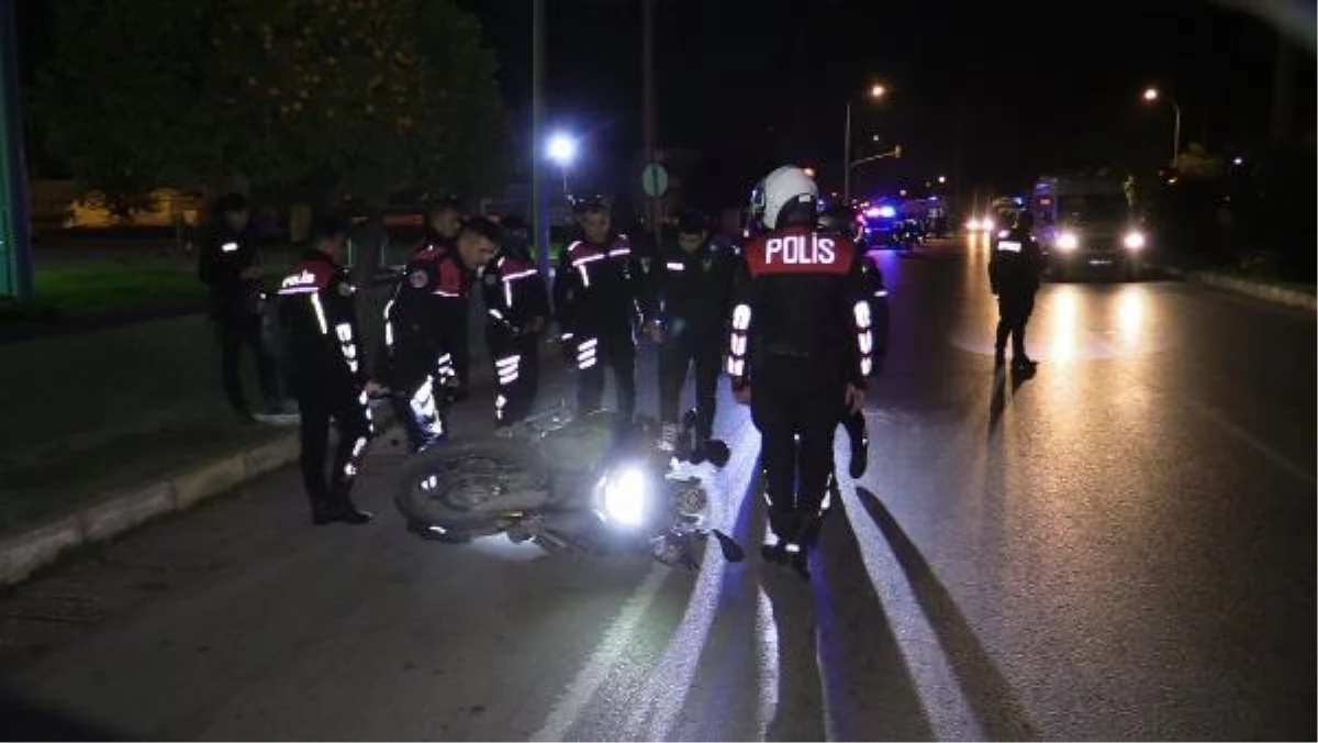 Adana’da Motosikletli Yunus Timi ile Elektrikli Bisiklet Çarpıştı: 1 Polis ve 1 Kişi Yaralandı