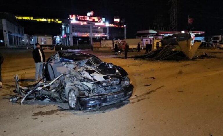 Adana’da Otomobil ile Kamyonetin Çarpıştığı Kazada 1 Kişi Hayatını Kaybetti