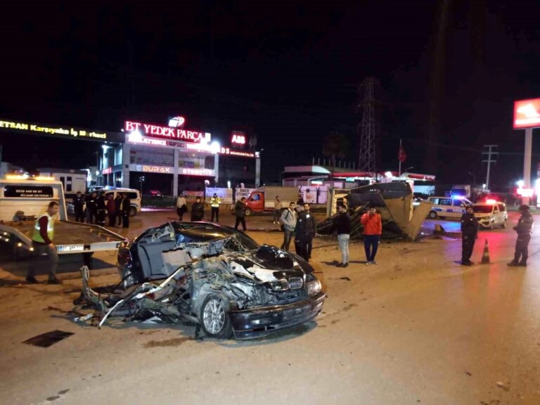 Adana’da Otomobil ve Kamyonetin Çarptığı Kazada 1 Kişi Öldü, 3 Kişi Yaralandı