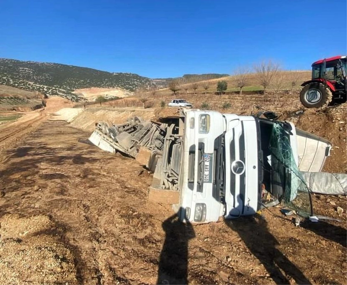 Adıyaman’da Tır Şarampole Devrildi: 1 Yaralı