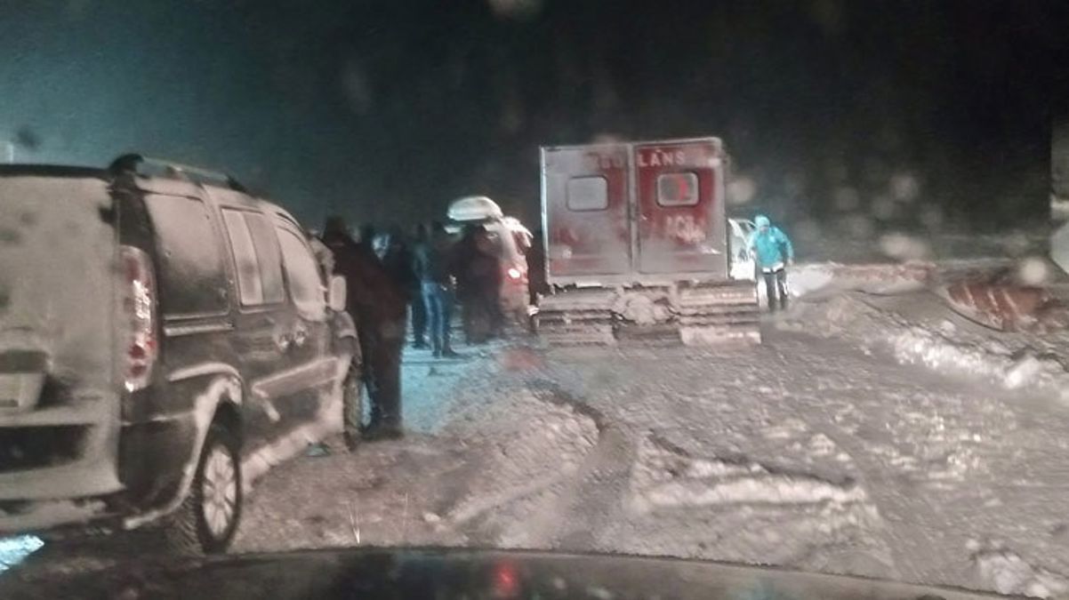 Ağrı’da yol açmaya giden iş makinesi uçuruma yuvarlandı: 2 kişi öldü, 2 kişi kayıp