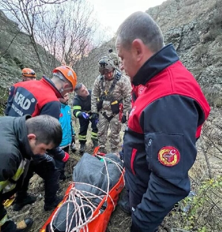 Amasya’da fotoğraf çekerken uçuruma yuvarlandı, askeri helikopterle kurtarıldı