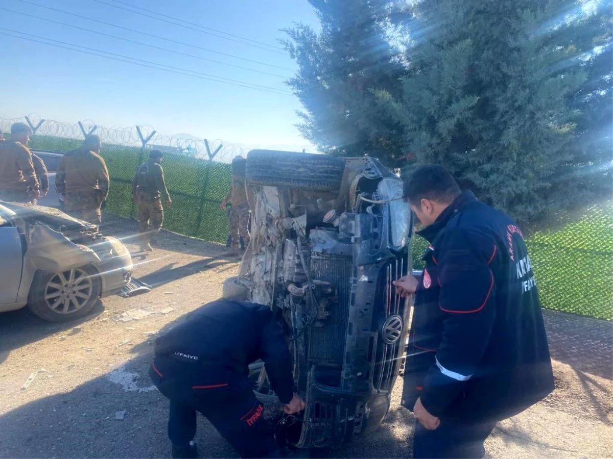 Antakya’da Otomobil Çarpışması: 2 Kişi Yaralandı