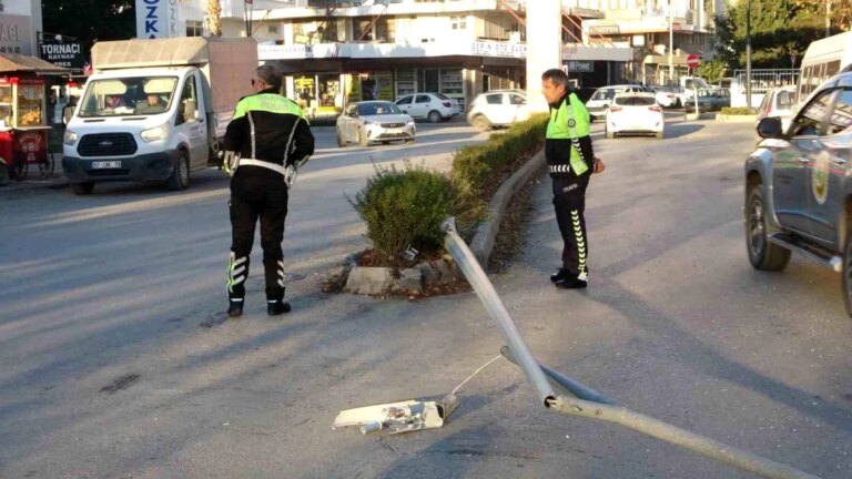 Antalya’da Midibüs Aydınlatma Direğine Çarptı