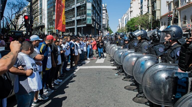 Arjantin’de yeni hükümetin kemer sıkma politikasına tepki! Yüzlerce kişi sokağa indi