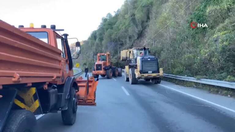 Artvin’de heyelan: Karayolu ulaşıma kapandı