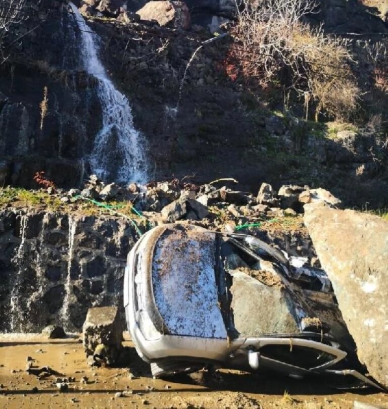 Artvin’de heyelan sonucu kaya cipin üzerine düştü