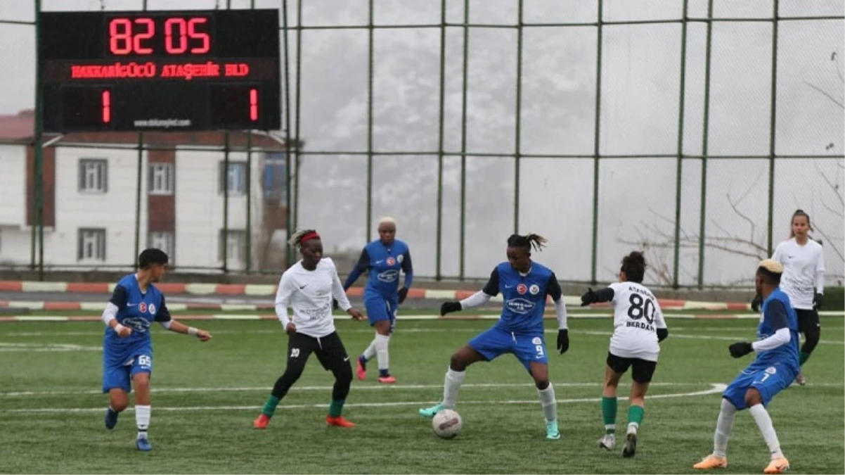 Ataşehir Belediyespor, Hakkarigücüspor maçına şehitler için siyah kurdele ile çıktı