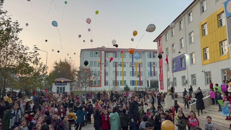 Batman’da çocuklar, Gazze’deki akranları için gökyüzüne balon bıraktı