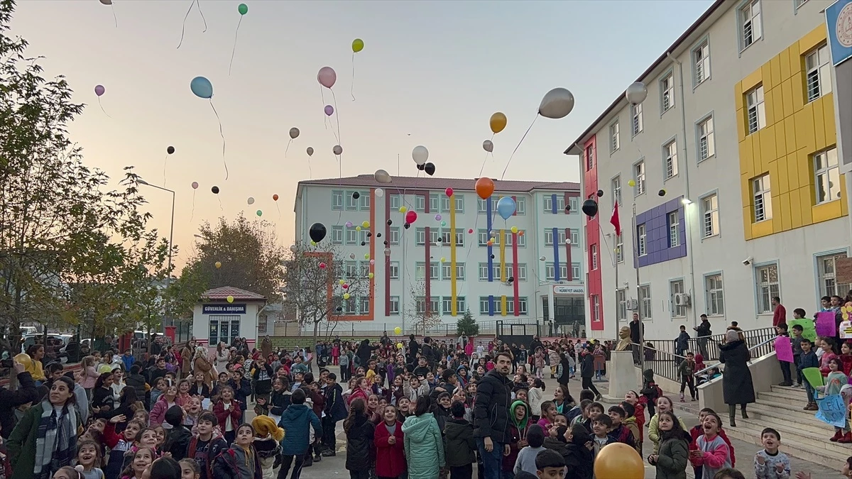 Batman’da çocuklar, Gazze’deki akranları için gökyüzüne balon bıraktı