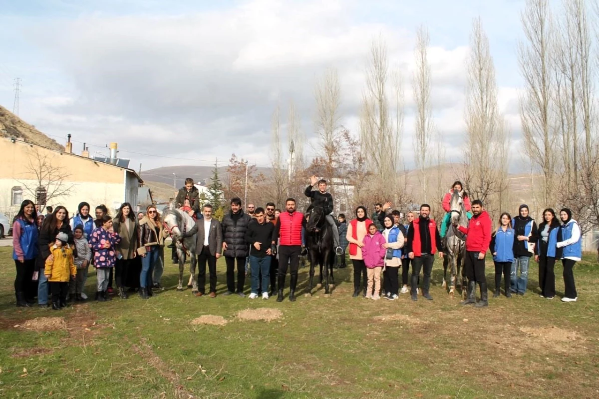 Bayburt’ta Özel İhtiyaçlı Öğrenciler At Çiftliğinde Keyifli Vakit Geçirdi