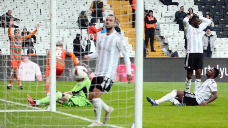 Beşiktaş’ta deprem! Yıldız futbolcu Alanyaspor maçında sakatlandı