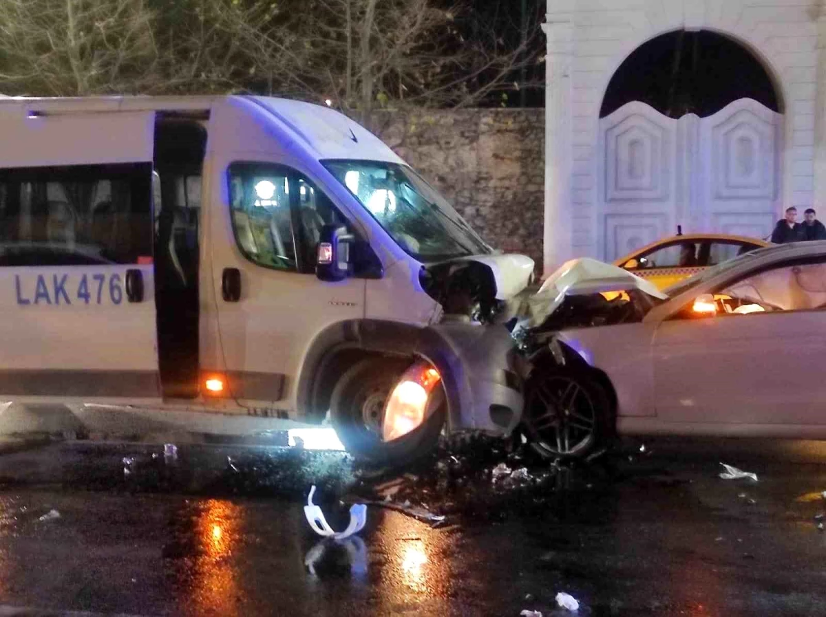 Beşiktaş’ta Otomobil ve Servis Aracı Kafa Kafaya Çarpıştı: 9 Yaralı