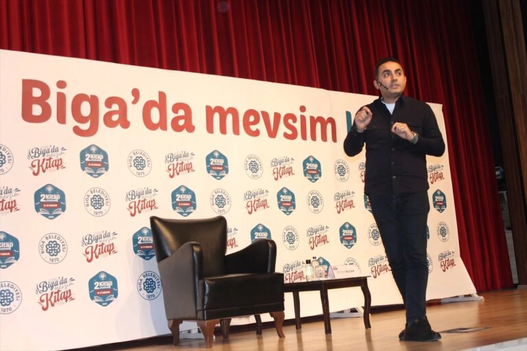 Biga Kitap Şenliği’nde Beyhan Budak’ın konferansı ilgi gördü