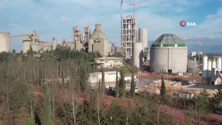 Bursa Çimento Fabrikası’ndan çıkan dumanlar şehrin hava kalitesini düşürüyor