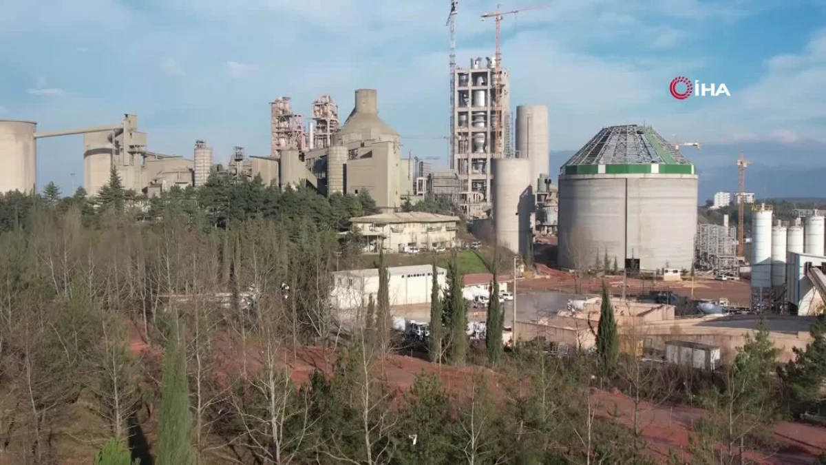 Bursa Çimento Fabrikası’ndan çıkan dumanlar şehrin hava kalitesini düşürüyor