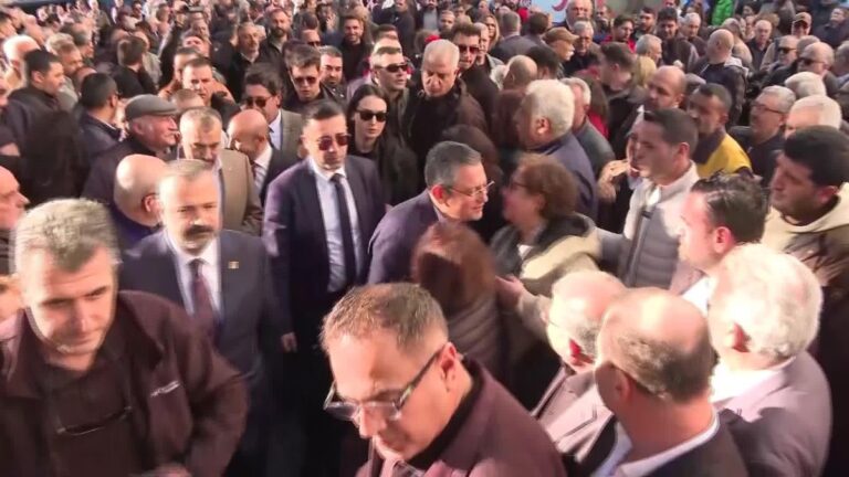 CHP Genel Lideri Özel, CHP Buca İlçe Lideri Çağdaş Kaya’nın Annesi İçin Düzenlenen Cenaze Merasimine Katıldı