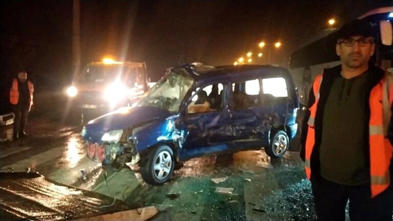 Çorum’da yolcu otobüsü ile hafif ticari araç çarpıştı, şoför ağır yaralandı