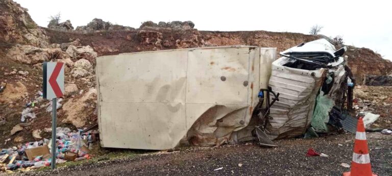 Diyarbakır’da Kamyon Takla Attı: 2 Kişi Ağır Yaralandı