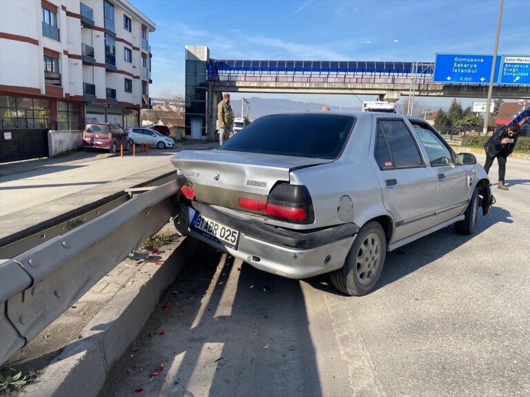 Düzce’de tıra çarpan arabada 2 kişi yaralandı