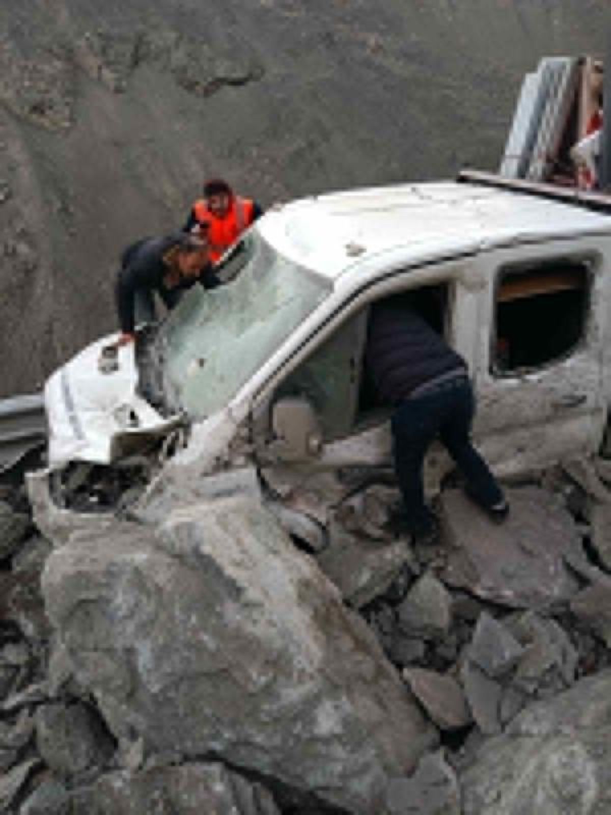 Hakkari-Van kara yolunda heyelan sonucu kamyonete yamaçtan düşen parçalar 3 kişiyi yaraladı