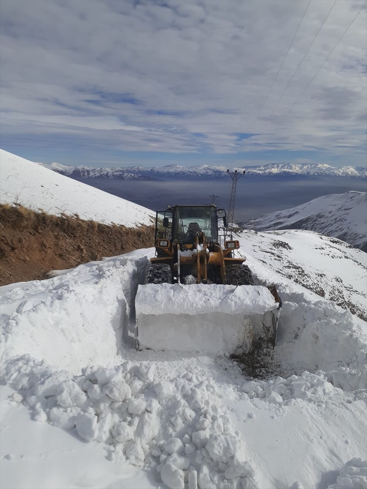 Hakkari’de gruplar, kardan kapanan üs bölgelerinin yolunu açmaya çalışıyor