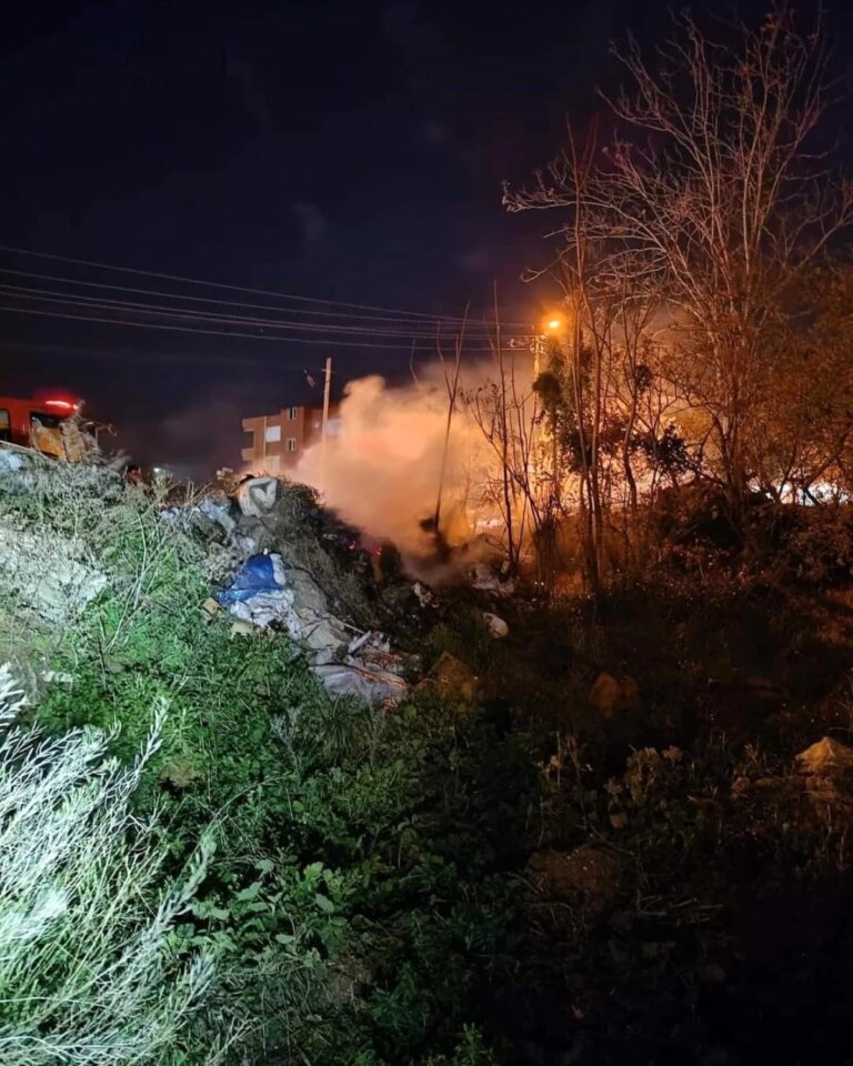 Hatay’ın Defne ilçesinde çöplük alanında çıkan yangın kontrol altına alındı