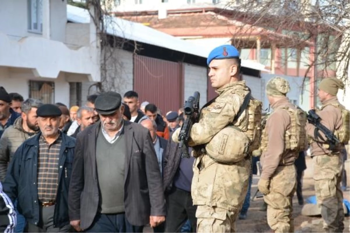 İki ailenin kavgasında ölen genç, güvenlik önlemleri altında toprağa verildi