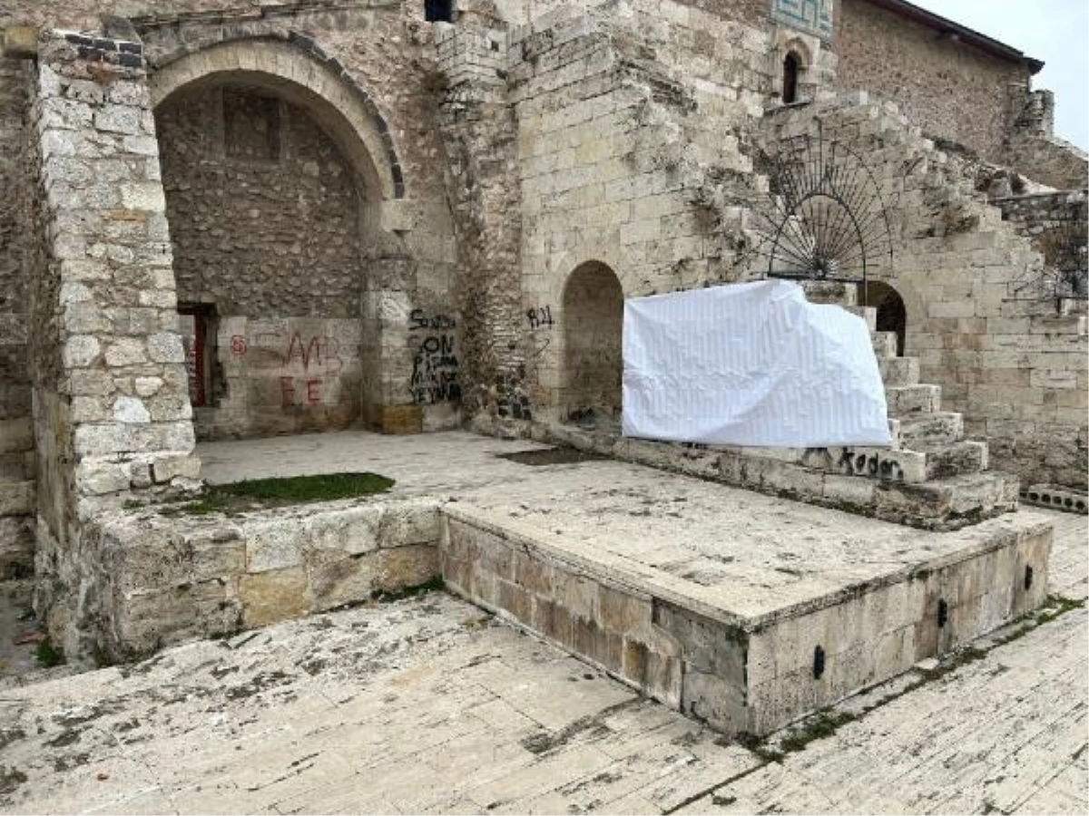 İkili Minareli Medrese’ye Sprey Boya İle Yazılar Yazıldı