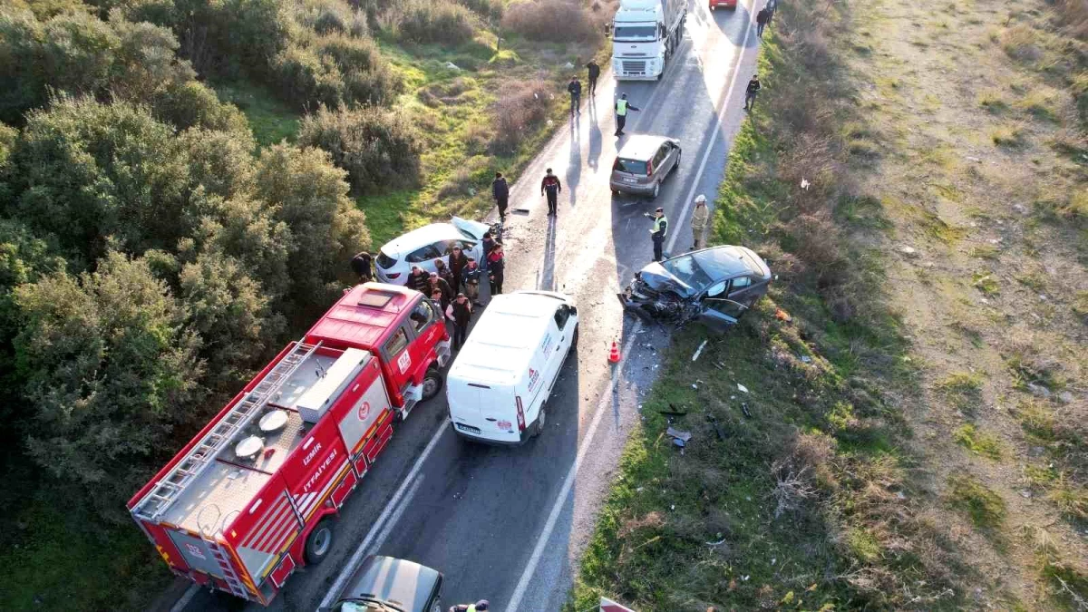 İzmir Tire’de Kafa Kafaya Çarpışan Araçlarda 2 Kişi Yaralandı