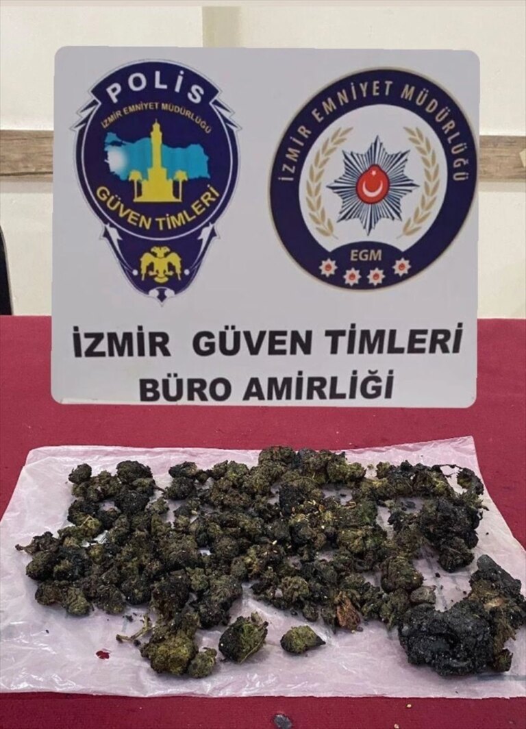 İzmir’de kıraathanede uyuşturucu operasyonu: Sobaya atılmak istenen uyuşturucu çıkarıldı, bir şüpheli gözaltına alındı