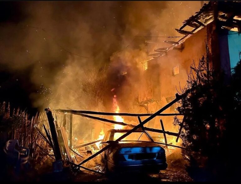 Kastamonu’da çıkan yangında ev ve otomobil kullanılamaz hale geldi