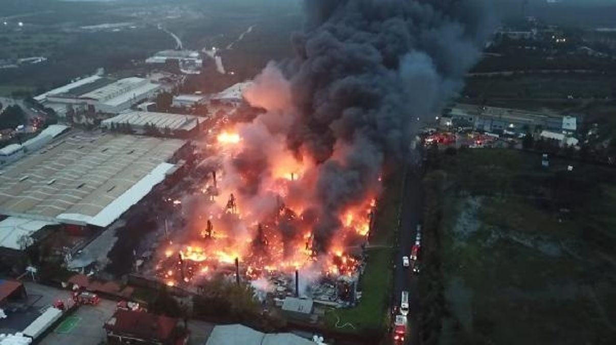 Kocaeli’de Lojistik Firmasının Deposunda Yangın Çıktı