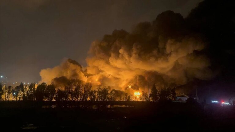 Kocaeli’de palet fabrikasında yangın çıktı