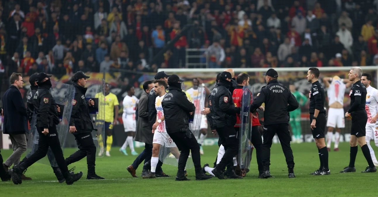 Maç biter bitmez hakemin etrafını sardılar! Türk futbolunun son günlerini en iyi özetleyen kare