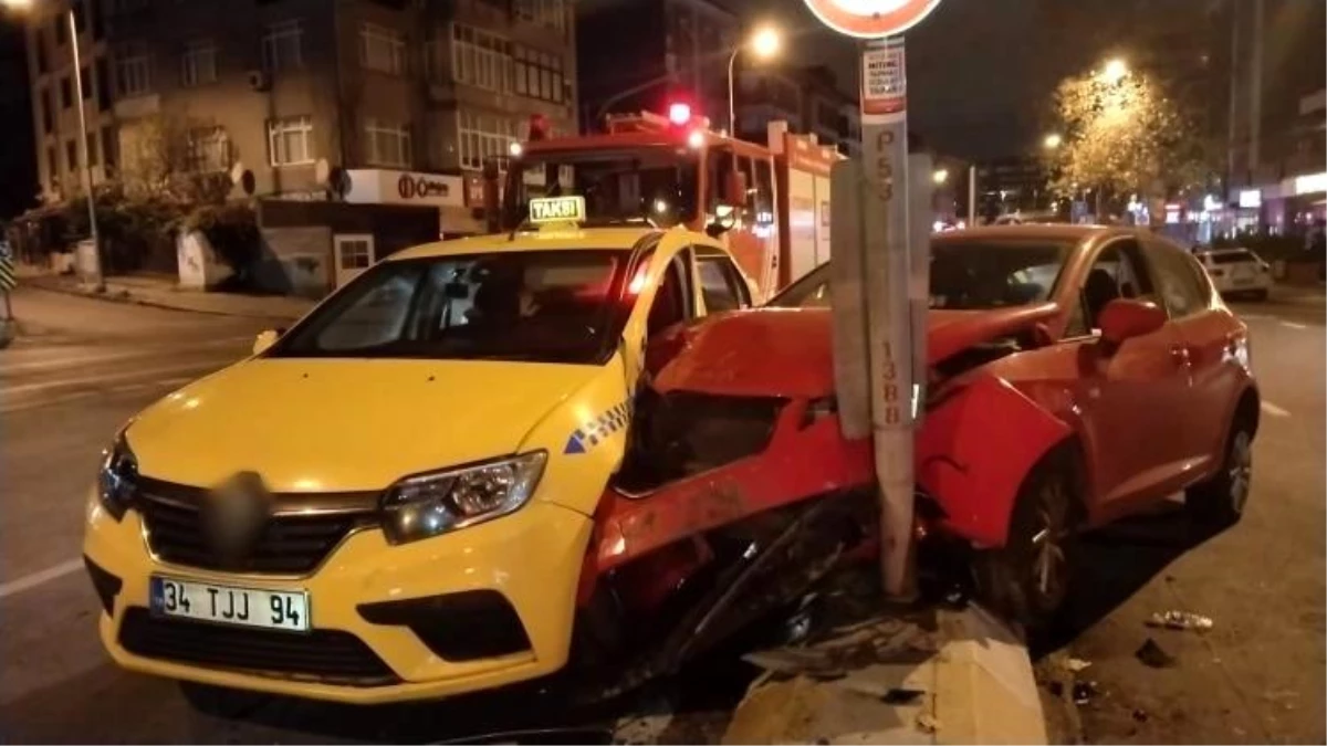 Maltepe’de alkollü sürücü caddeye çıkarken ticari taksiye çarptı