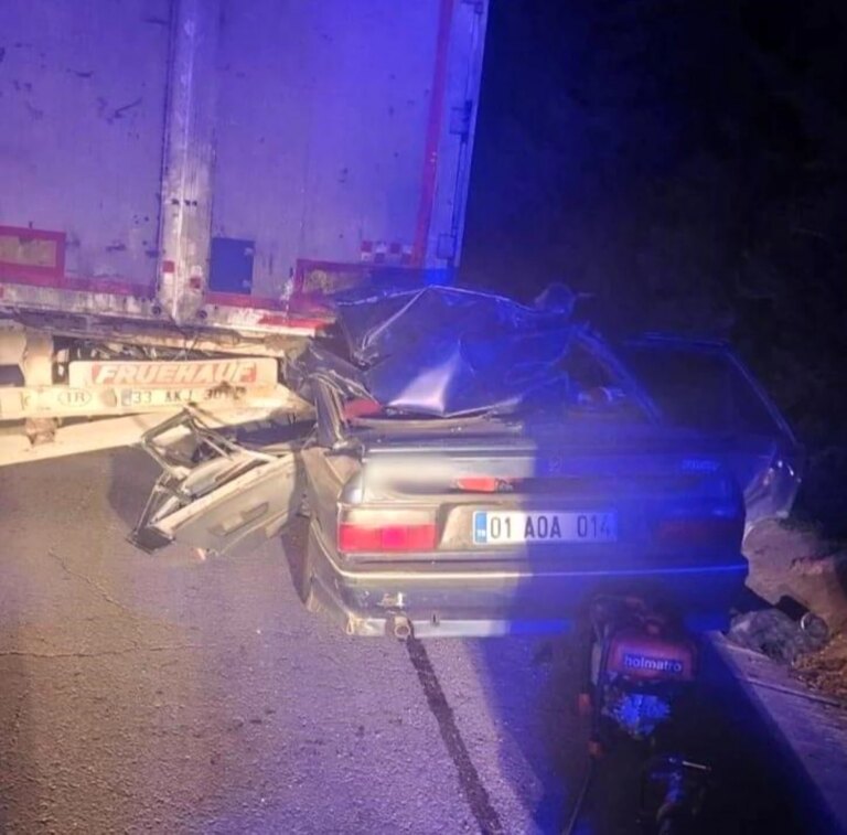 Mersin’de Otomobilin Tıra Arkadan Çarpması Sonucu 2 Kişi Hayatını Kaybetti