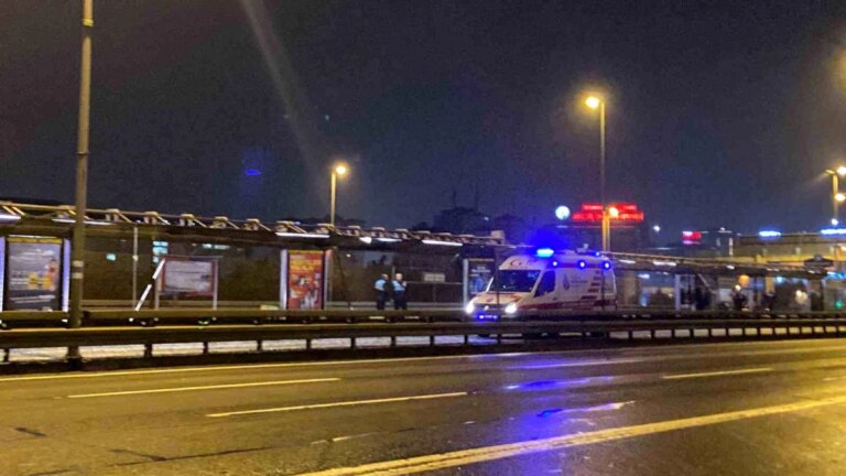 Okmeydanı’nda Metrobüs Kazası: Bir Kişi Yaralandı