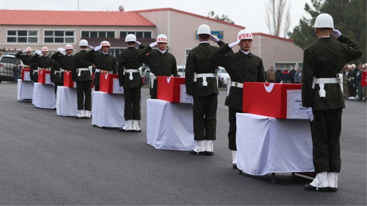 Pençe-Kilit Harekatı bölgesinde şehit olan 6 askerimiz için Şırnak’ta tören yapıldı