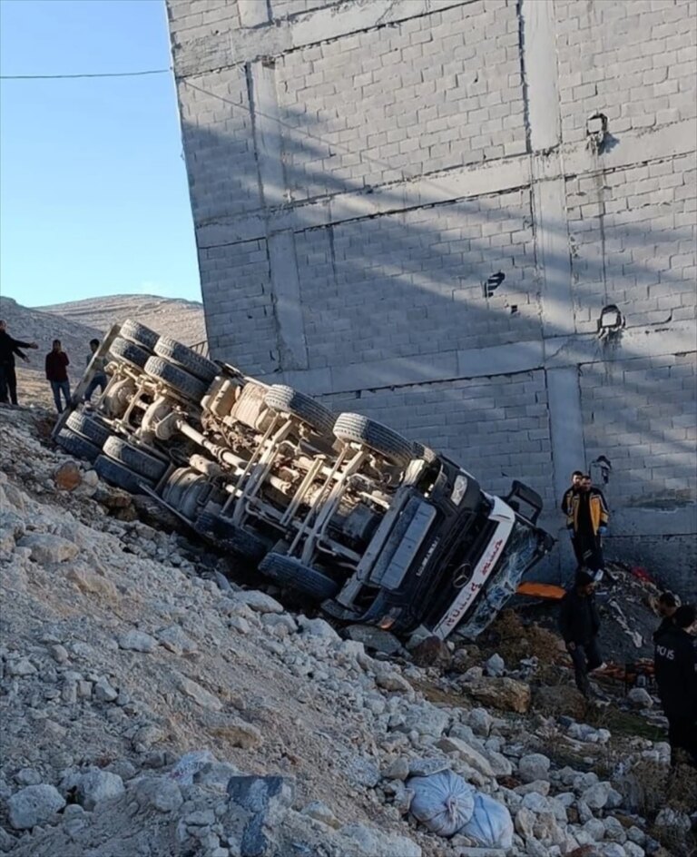 Şanlıurfa’da şarampole devrilen beton mikserinin şoförü yaralandı