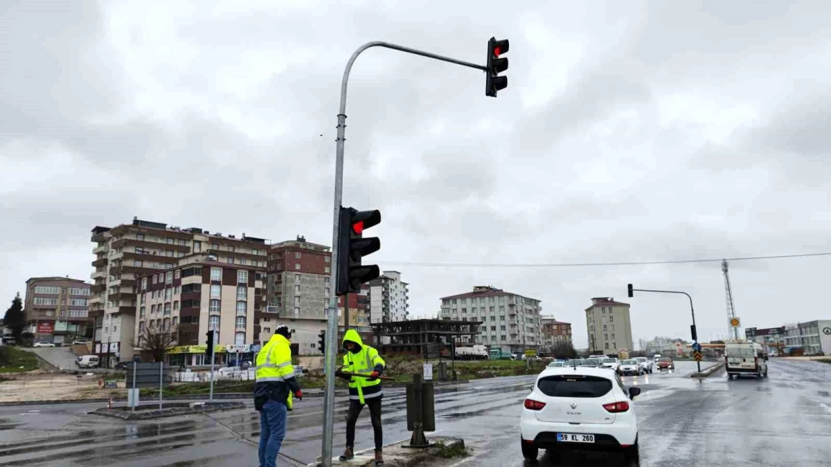 Tekirdağ’da şiddetli rüzgar trafik ışıklarını ters çevirdi