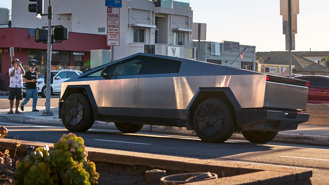 Tesla Cybertruck ilk kazasına karıştı!