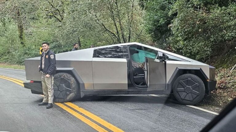 Tesla Cybertruck ilk kazasını yaptı! Birinde çizik yok siz bir de diğer aracı görün