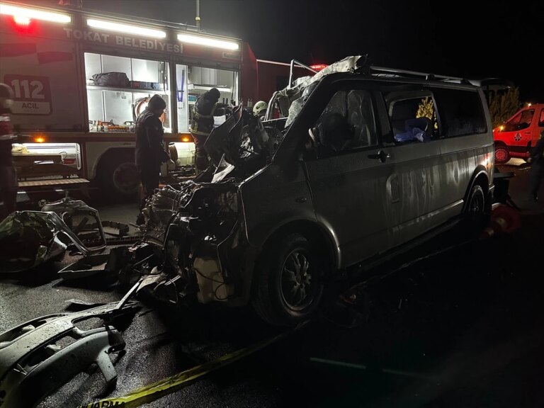 Tokat’ta kamyona geriden çarpan minibüsteki 5 kişi hayatını kaybetti