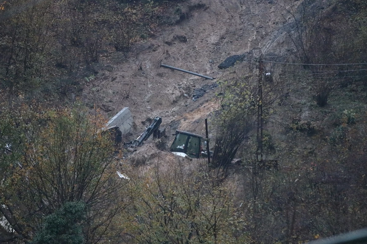 Zonguldak’ta heyelan sonucu göçük altında kalan anne ve oğlu için arama kurtarma çalışması