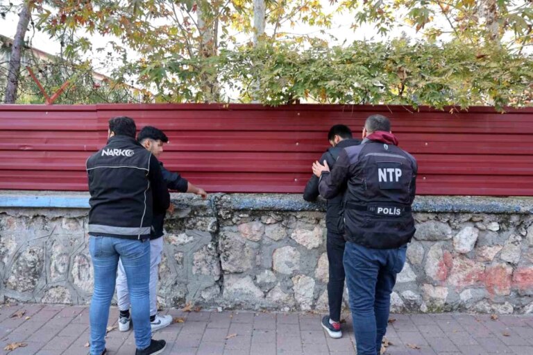 Adana’da Narkotik Polisleri Okul Önlerinde ‘Narko Alan’ Uygulaması Yaptı