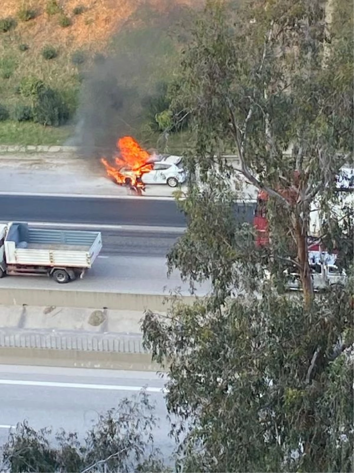 Adana’da Otoyolda Otomobil Alev Aldı